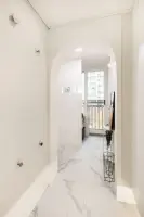 아치형 통로의 밝고 깔끔한 화이트 복도